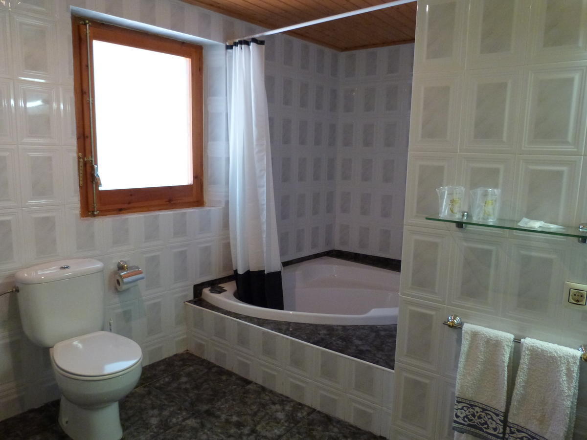 Ca L'Amadeu Hotel Vilanova de Escornalbou Ruang foto